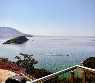 Budva Apartment | Altezza2: Family-Friendly Retreat with Oceanfront Pool