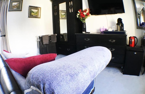 Sandford Bed & Breakfast | Inviting Hillside Bed and Breakfast with Delicious Breakfast