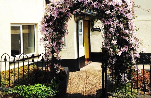 Sandford Bed & Breakfast | Inviting Hillside Bed and Breakfast with Delicious Breakfast