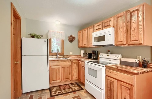 Leeper Cabin | Cozy Hillside Cabin in Cook Forest with Pool & Breakfast