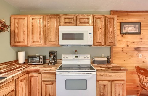 Leeper Cabin | Cozy Hillside Cabin in Cook Forest with Pool & Breakfast
