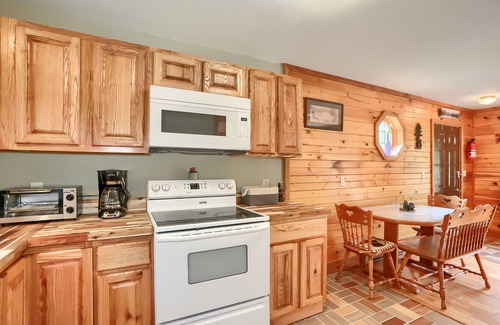 Leeper Cabin | Cozy Hillside Cabin in Cook Forest with Pool & Breakfast