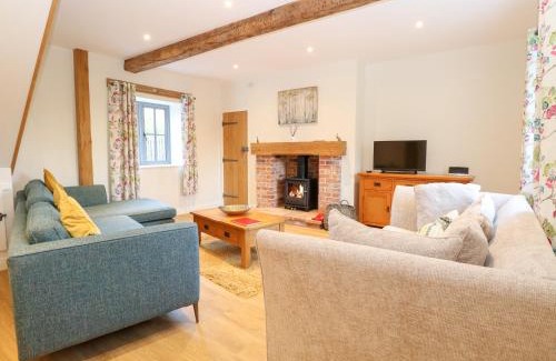 Beeston House | Hillside Cottage: Family-Friendly Retreat Near Nature