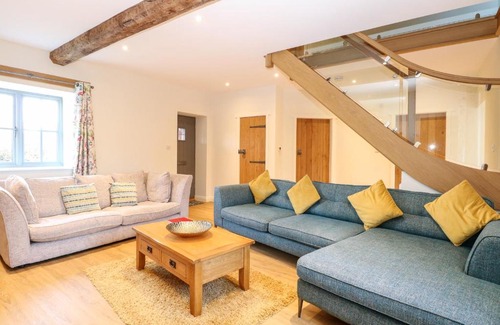 Beeston House | Hillside Cottage: Family-Friendly Retreat Near Nature