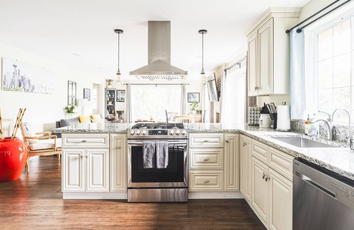 Issaquah House | Idyllic Hillside Cottage: Chef's Kitchen & Spa Retreat