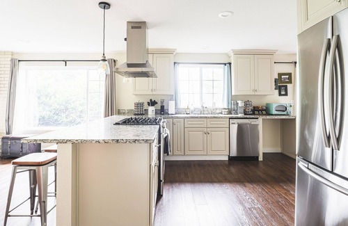Issaquah House | Idyllic Hillside Cottage: Chef's Kitchen & Spa Retreat