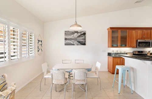 Yucca Valley House | 🌵 ⛰️ Hillside Desert House - Hot Tub, Fire Pit and BBQ! ⛰️ 🌵