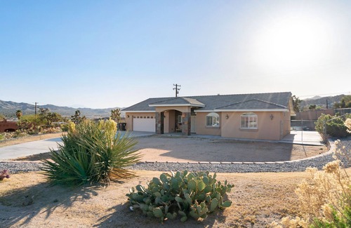 Yucca Valley House | 🌵 ⛰️ Hillside Desert House - Hot Tub, Fire Pit and BBQ! ⛰️ 🌵