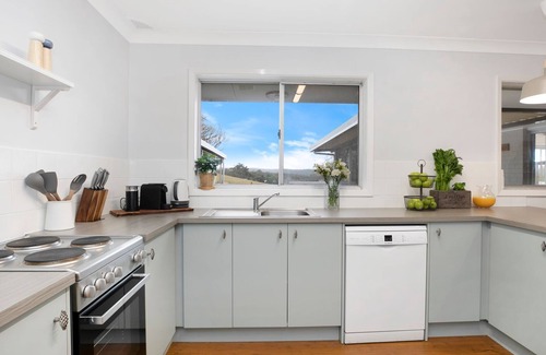 Mittagong House | Enchanting Hillside Farm – Ideal Rural Retreat with Ocean Views