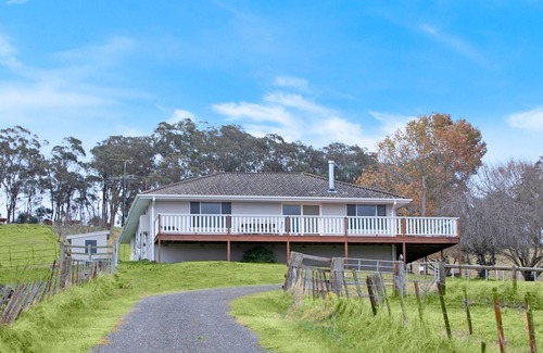 Mittagong House | Enchanting Hillside Farm – Ideal Rural Retreat with Ocean Views