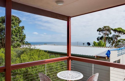 Dromana House | Cozy Hillside Haven with Kitchen & Breakfast Near the Sea