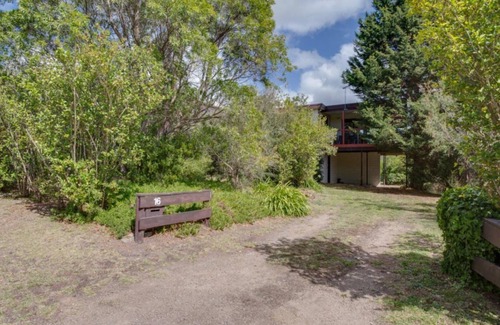 Dromana House | Cozy Hillside Haven with Kitchen & Breakfast Near the Sea