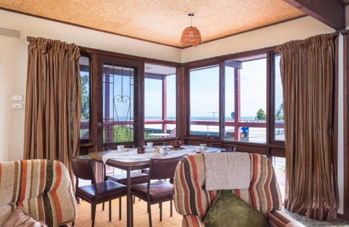 Dromana House | Cozy Hillside Haven with Kitchen & Breakfast Near the Sea