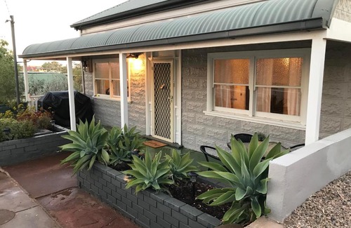 Broken Hill House | Hillside Haven: Pet-Friendly Retreat for Up to 6 Guests