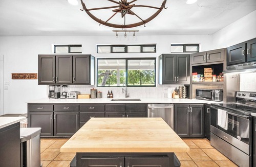 Austin Villa | Rustic Elegance: Hillside Haven with Hot Tub & Scenic Views