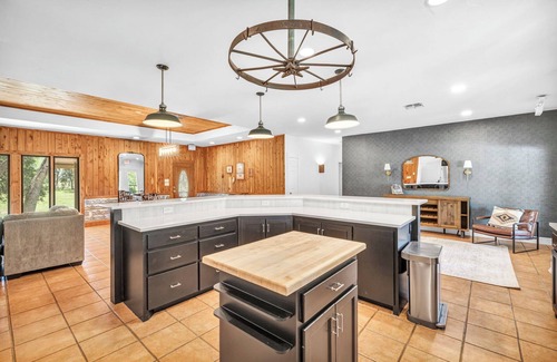 Austin Villa | Rustic Elegance: Hillside Haven with Hot Tub & Scenic Views