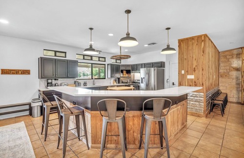 Austin Villa | Rustic Elegance: Hillside Haven with Hot Tub & Scenic Views