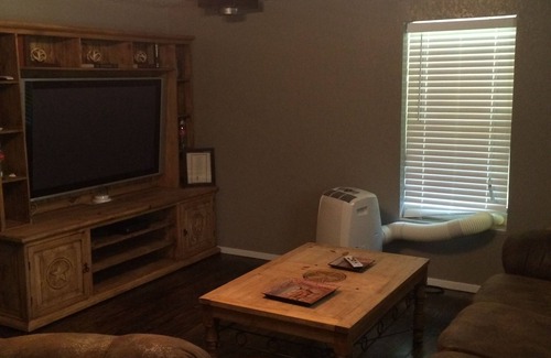 Murfreesboro Cabin | Hillside Hideaway: Relaxing Family Retreat with Pool & Breakfast