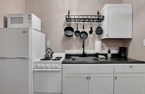 Ray Apartment | Cozy Loft Cabin Retreat with Hot Tub & Covered Deck