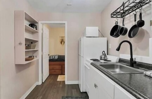 Ray Apartment | Cozy Loft Cabin Retreat with Hot Tub & Covered Deck