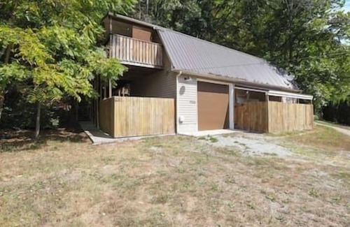 Ray Apartment | Cozy Loft Cabin Retreat with Hot Tub & Covered Deck