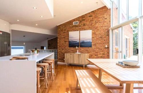 Howrah House | Hillside Hideaway Sleeps 10 Stunning Views