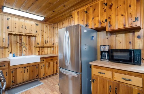 Greer Cabin | Hillside Hideaway: Highly Rated Retreat with Pet-Friendly Options