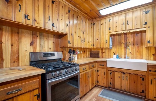 Greer Cabin | Hillside Hideaway: Highly Rated Retreat with Pet-Friendly Options