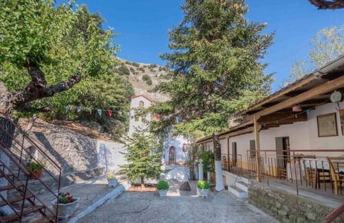 Erymanthos Municipality House | Discover Hillside Hideaway: Family-Friendly Retreat Awaits