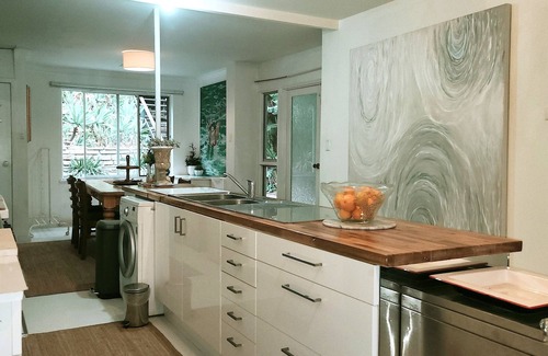 Wembley Downs Cabin | Hillside home with distant view, few minutes to Perth famous beach, pet friendly