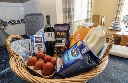 Tirabad Cottage | Hillside Lodge: Pet-Friendly Holiday Cottage in Newtown