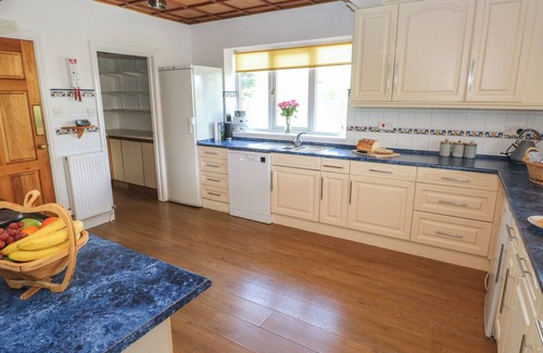 Tirabad Cottage | Hillside Lodge: Pet-Friendly Holiday Cottage in Newtown