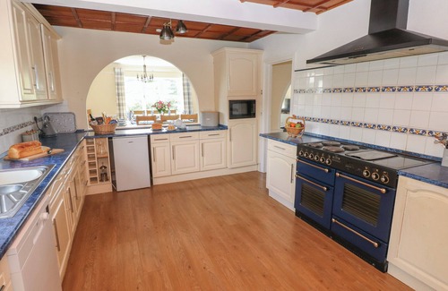 Tirabad Cottage | Hillside Lodge: Pet-Friendly Holiday Cottage in Newtown