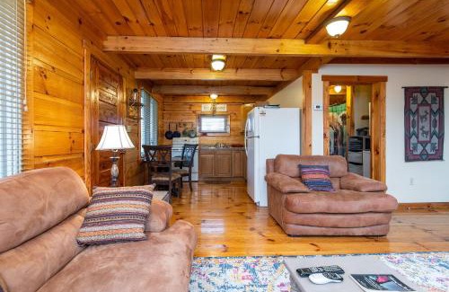 Campton House | Hillside Loft Cabin