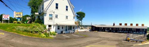 Saint John Hotel | Pet-Friendly Hillside Motel: Ideal Family Retreat Awaits