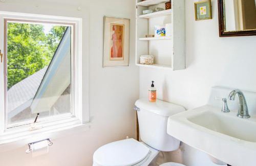 Chilmark House | Pet-Friendly Hillside Oak with Family Amenities & Great Reviews