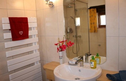 Le Lardin-Saint-Lazare House | Family-Friendly Hillside Park Dordogne with Pool & Breakfast