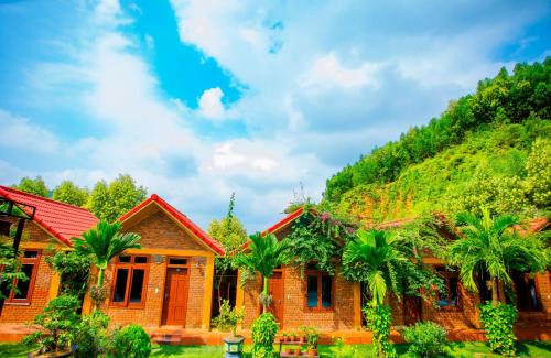 Son Trach House | Welcoming Hillside View Bungalow with Oceanfront Bliss