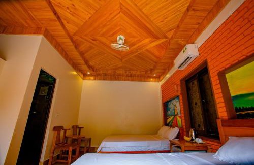 Son Trach House | Welcoming Hillside View Bungalow with Oceanfront Bliss