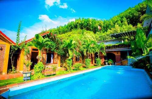 Son Trach House | Welcoming Hillside View Bungalow with Oceanfront Bliss