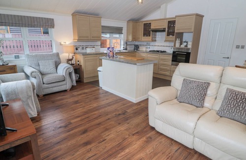 Swarland Cottage | Pet-Friendly Hillside View Cottage with Spa & Hot Tub