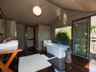 Sidbury Cabin | Experience HillsNek Safari Camp in Amakhala Game Reserve