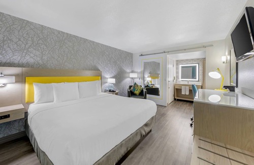 Tulare Hotel | Welcoming Hillstone Inn Tulare: Top-Rated Amenities Await