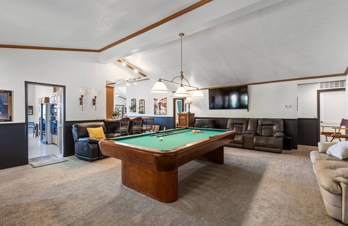 Tehachapi House | Hilltop 4BR Lake View Retreat with Hot Tub & Pool Table