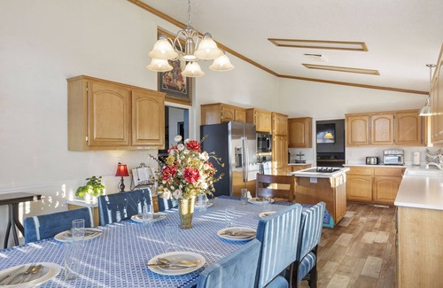 Tehachapi House | Hilltop 4BR Lake View Retreat with Hot Tub & Pool Table
