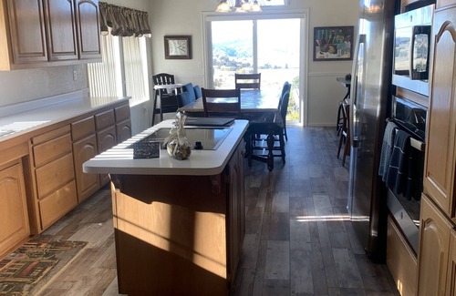 Tehachapi House | Hilltop 4BR Lake View Retreat with Hot Tub & Pool Table