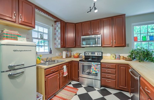 New Cumberland House | Hilltop - 5BR Vintage Retreat, Perfect for Families & Pets