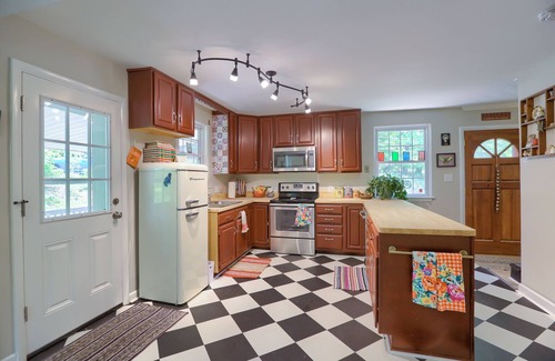 New Cumberland House | Hilltop - 5BR Vintage Retreat, Perfect for Families & Pets