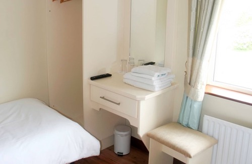 Carrigaholt Bed & Breakfast | Top-Rated Hilltop B&B: Family-Friendly with Breakfast Included