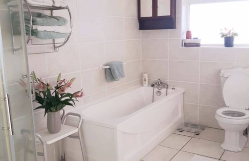 Carrigaholt Bed & Breakfast | Top-Rated Hilltop B&B: Family-Friendly with Breakfast Included